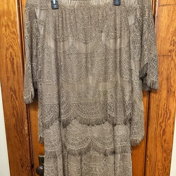 Damianou Women's gold lace top and long layered skirt. - Picture 2 of 6